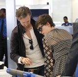 组图：安妮海瑟薇蜜月后现身机场 紧贴老公秀恩爱