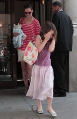 组图：阿汤嫂带淑女范儿小苏瑞纽约出游