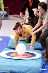 幻灯图：米雪等上节目胸爆气球 暧昧游戏姿势引遐想