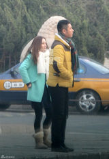 组图：姚笛任重路边拍戏对剧本 姚笛换百万豪车