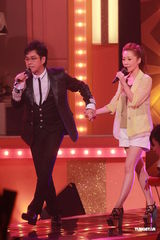 组图：谭咏麟关心妍台上合唱 众星现身无线电视城