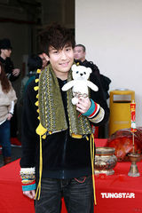 幻灯：劲歌颁奖礼拜神 四大公司歌手缺席杨千嬅失落