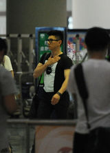 组图：马苏吴奇隆抵京 比肩同行有说有笑