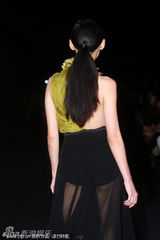 组图：张柏芝薄纱装爆奶走秀 T台姿态性感迷人