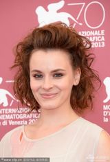 组图：《小帕特里亚》发布 女主上演香艳湿吻秀