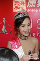 组图：应届港姐旅行社领奖 季军朱千雪撑赛果合理