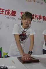 组图：黄义达大爱音乐节遇川妹子火辣示爱