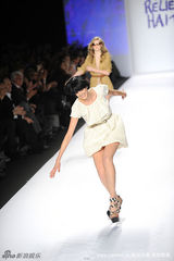 高清组图：超模阿格妮丝迪恩走秀跌倒 险些走光