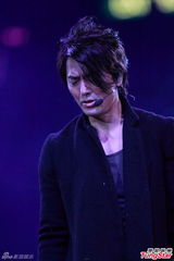 组图：古惑仔五子开唱显本色 伊健小春示爱太太