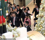 高清图：郭富城抵沪众保镖护驾 当众整装频挠脖