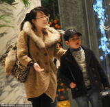 组图：石头获众人护驾 无老爸郭涛陪伴卖萌耍宝