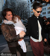 组图：阿汤哥牵妻抱女其乐融融 苏瑞甩发迷倒老汤