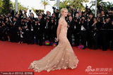 组图：娜奥米-瓦茨戛纳走秀 裸色纱裙妩媚动人
