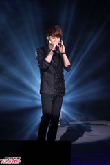 组图：韩星申彗星台湾大秀“骑马舞”