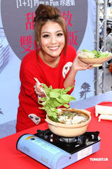 幻灯：卓文萱台北签唱 现煮姜母鸭慰劳歌迷