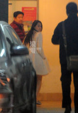 组图：伊能静寒冬穿短裙回京 坐桌子上等行李