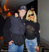 高清组图：蕾哈娜透视装出街 爆乳凸点不惧走光