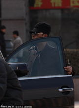 组图：郭涛携小15岁妻子现身民政局疑婚姻触礁