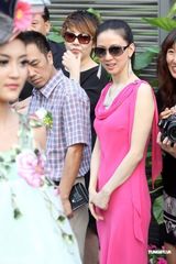 幻灯图：汤加丽艳粉现身极度抢镜 与观众零距离