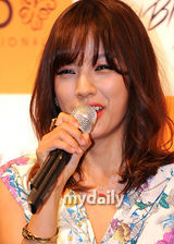 组图：韩艺人李孝利出席艺术展 与画中自己合影