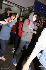 组图：韩国2PM成员闪电现身香港 众多粉丝机场守候