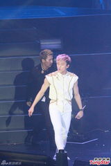 组图：韩组合B.A.P香港开唱 粉丝玩cosplay