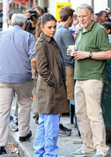 组图：米拉-库尼斯穿病号服亮相新片场