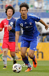 组图：金俊秀金贤重等参加友谊球赛 绿茵场上飙帅