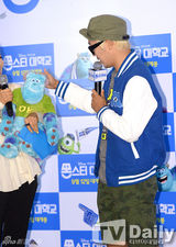 组图：韩星HAHA宣传《怪兽大学》大露搞怪表情