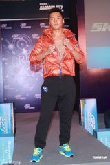 组图：郑秀文红装亮相活力四射 自曝喜欢单人运动