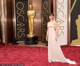 组图：米莉奥迪白裙亮相奥斯卡 黑唇似中毒