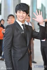 组图：2011韩剧颁奖礼举行 李敏镐廉晶雅夺大奖