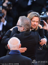 组图：皮特戛纳走秀长发黑超显帅气