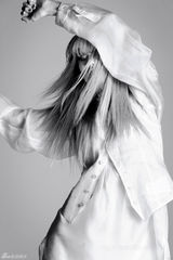 高清图：斯威夫特《ELLE》大片 时尚歌手笑容甜美