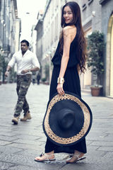 组图：温心流苏黑裙搭配镂空花边大沿帽