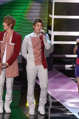 组图：韩国团体大出动 SJ-M唐禹哲high翻台北