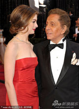 组图：安妮-海瑟薇拖地红裙亮相 娇艳红唇秀性感