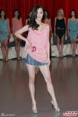 组图：倪晨曦教走猫步 亚姐佳丽奇招突围