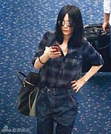 组图：王菲香港急赴名跌打馆治腰伤 下车需搀扶