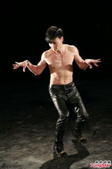 组图：张晋凭《宗师》涨人气 拍首支单曲MV