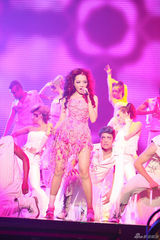 组图：张靓颖上海开唱 脚缠绷带穿高跟鞋热舞