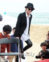 组图：金宣儿中性风亮相釜山 西装黑超帅酷