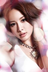 组图：安心亚性感写真展现童颜酥胸