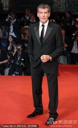 组图：老牌007布鲁斯南帅气现身威尼斯美女环绕