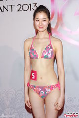 组图：亚姐泳装火辣秀胸 怪咖多女版王祖蓝现身