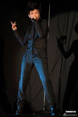 组图：何韵诗开唱剖白爱情观 落泪唱失恋情歌