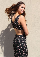 组图：妮娜-杜波夫长裙现身杂志签名会