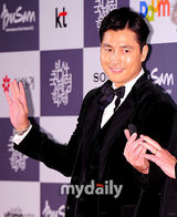 组图：郑雨盛(郑宇成)黑色西服帅气亮相釜山红毯