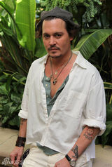 组图：德普宣传《莱姆酒日记》 浪子相十足拍写真