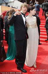 幻灯图：张曼玉前夫新作首映 红毯紧盯女演员美胸